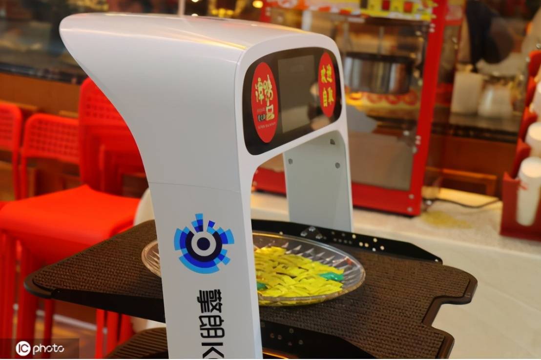 
擎朗送餐机械人亮相湖北宜昌万达广场餐厅 会传菜还能打招呼“星空体育APP”(图4)